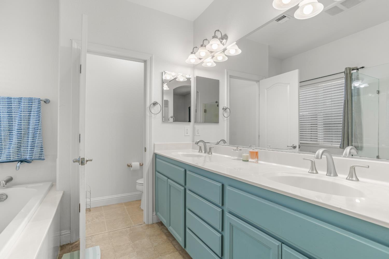 3815 Lee Brook Way Sacramento, CA 95838 - Photo 23 of 43 a bathroom with a tub sink and mirror
