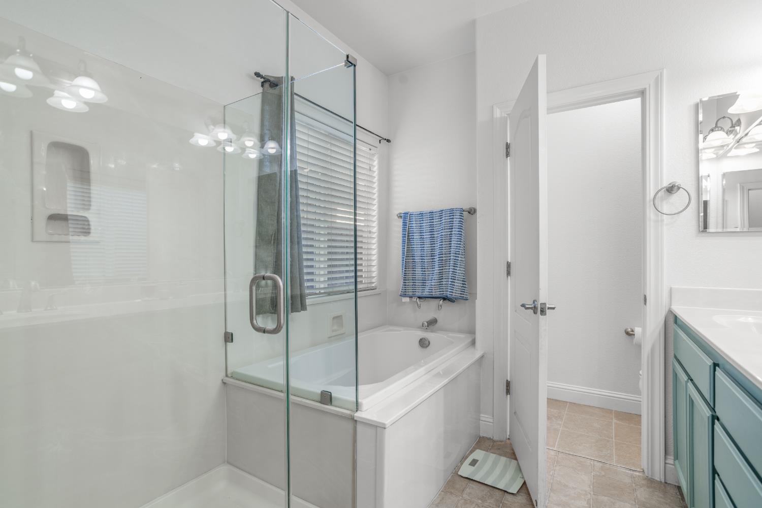 3815 Lee Brook Way Sacramento, CA 95838 - Photo 24 of 43 a bathroom with a bathtub and shower