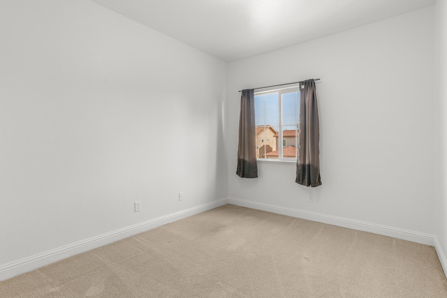 3815 Lee Brook Way Sacramento, CA 95838 - Photo 29 of 43 an empty room with window