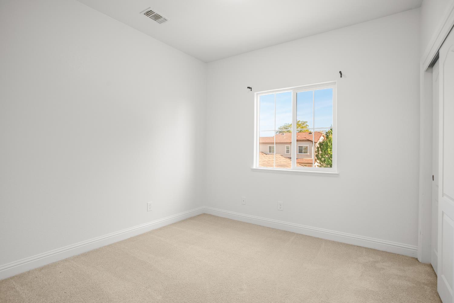 3815 Lee Brook Way Sacramento, CA 95838 - Photo 31 of 43 an empty room with a window