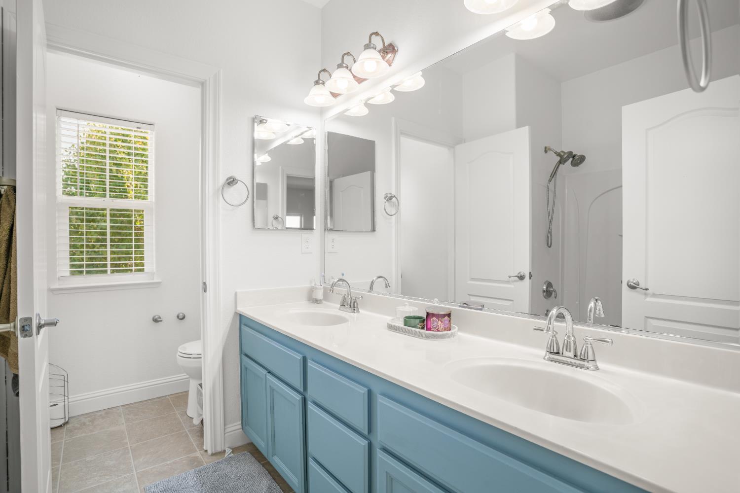 3815 Lee Brook Way Sacramento, CA 95838 - Photo 33 of 43 a bathroom with a double vanity sink mirror and a bathtub