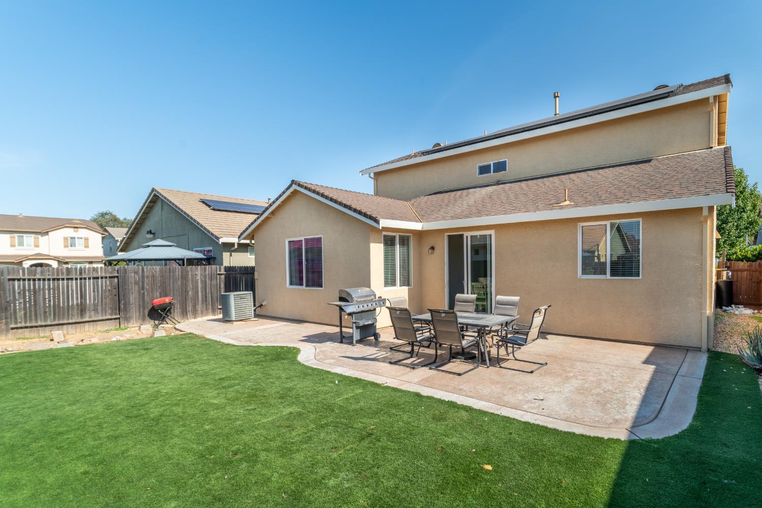 3815 Lee Brook Way Sacramento, CA 95838 - Photo 41 of 43 a front view of house with a garden and patio