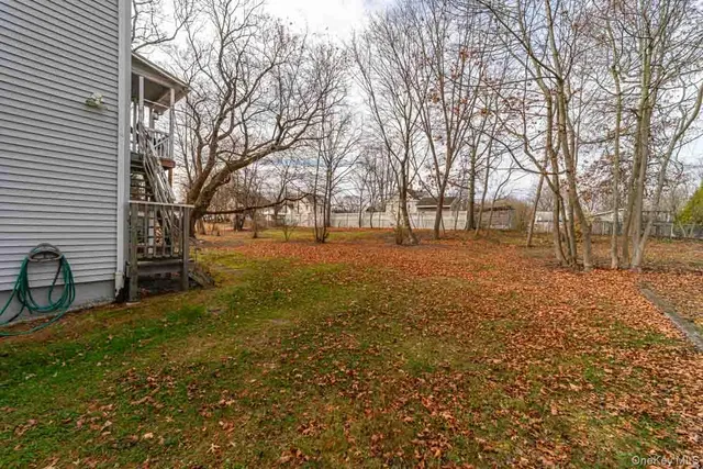 a view of a yard with a house