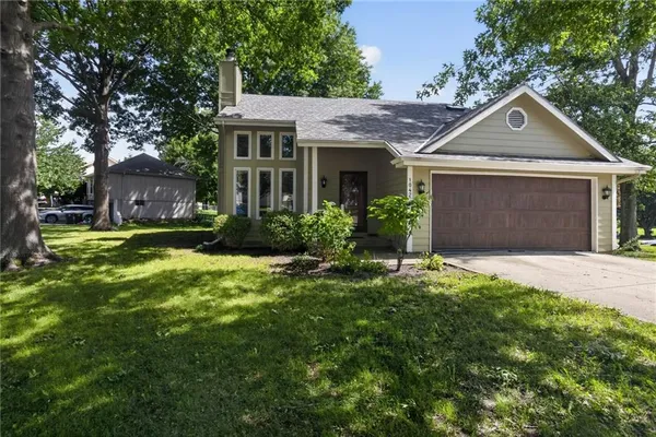 $319,000 | 10425 North Campbell Court, Kansas City, MO 64155