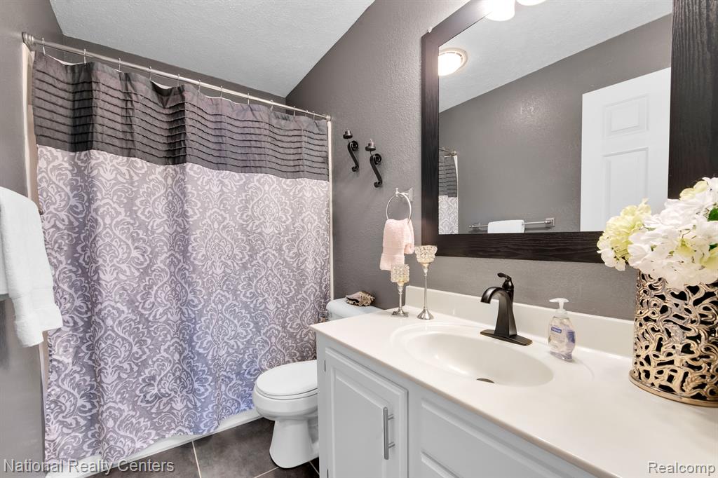 2404 Chestnut Bend Howell, MI 48855 - Photo 17 of 41 Gallery Image 17