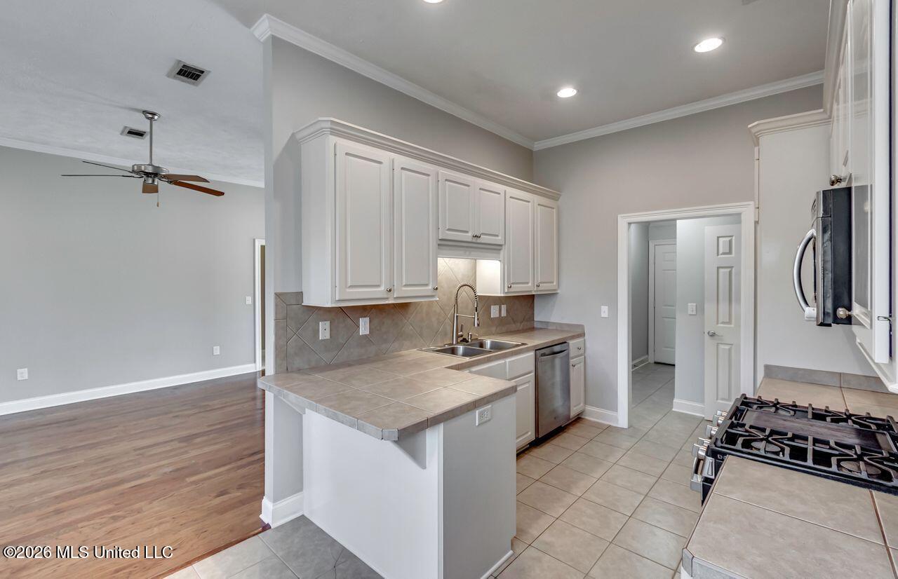 106 Highbury Cove Canton, MS 39046 - Photo 10 of 28 Kitchen 106