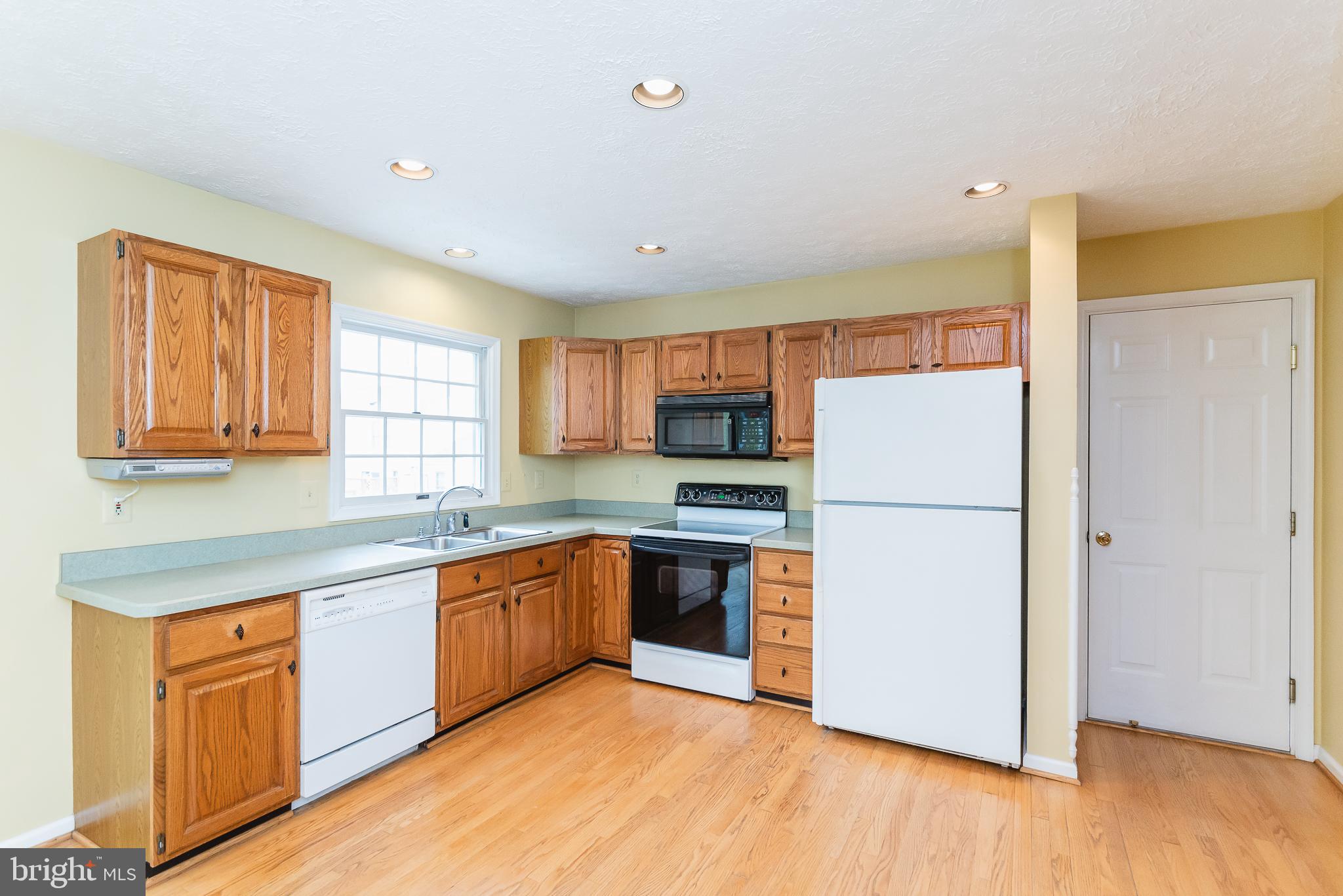 9202 Bretton Reef Road Baltimore, MD 21234 - Photo 12 of 54 Built in microwave/electric stove