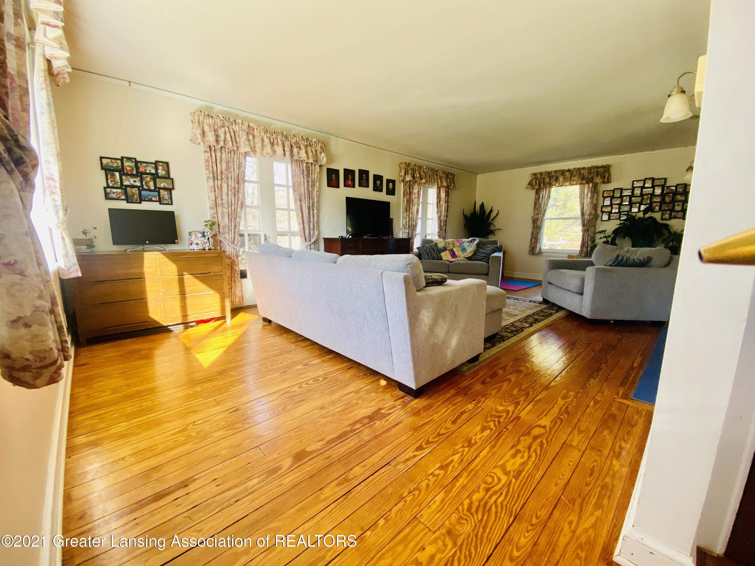 115 East Miller Road Lansing, MI 48911 - Photo 5 of 25 Living room