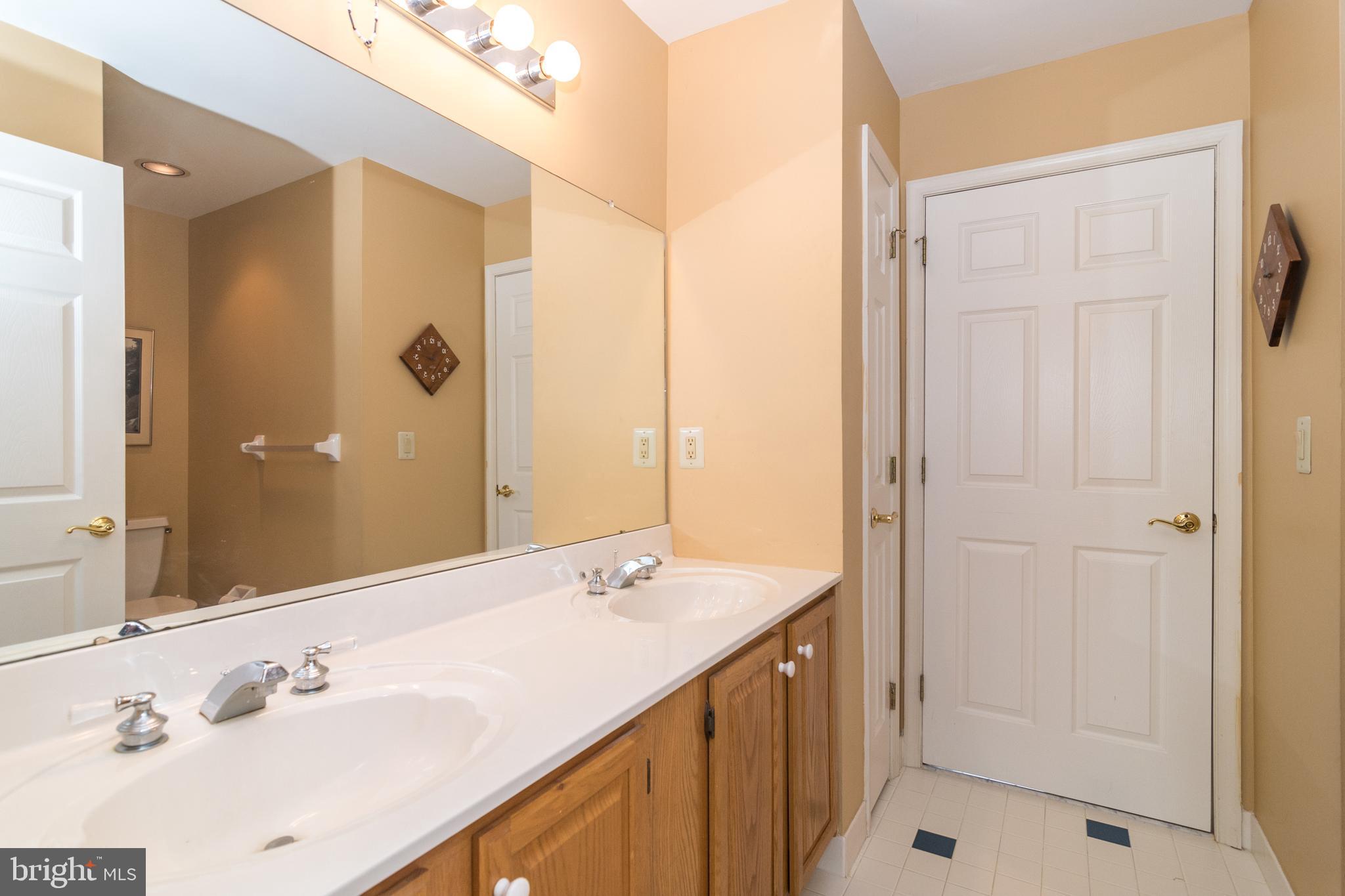 4548 Ridgetop Road Doylestown, PA 18902 - Photo 31 of 41 Jack & Jill bath between bedrooms #3 & #4