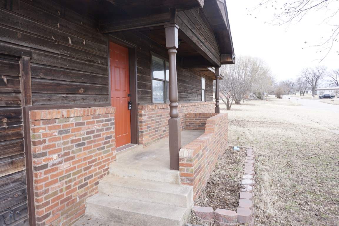 1211 Delaware Perry, OK 73077 - Photo 2 of 27 Gallery Image 2