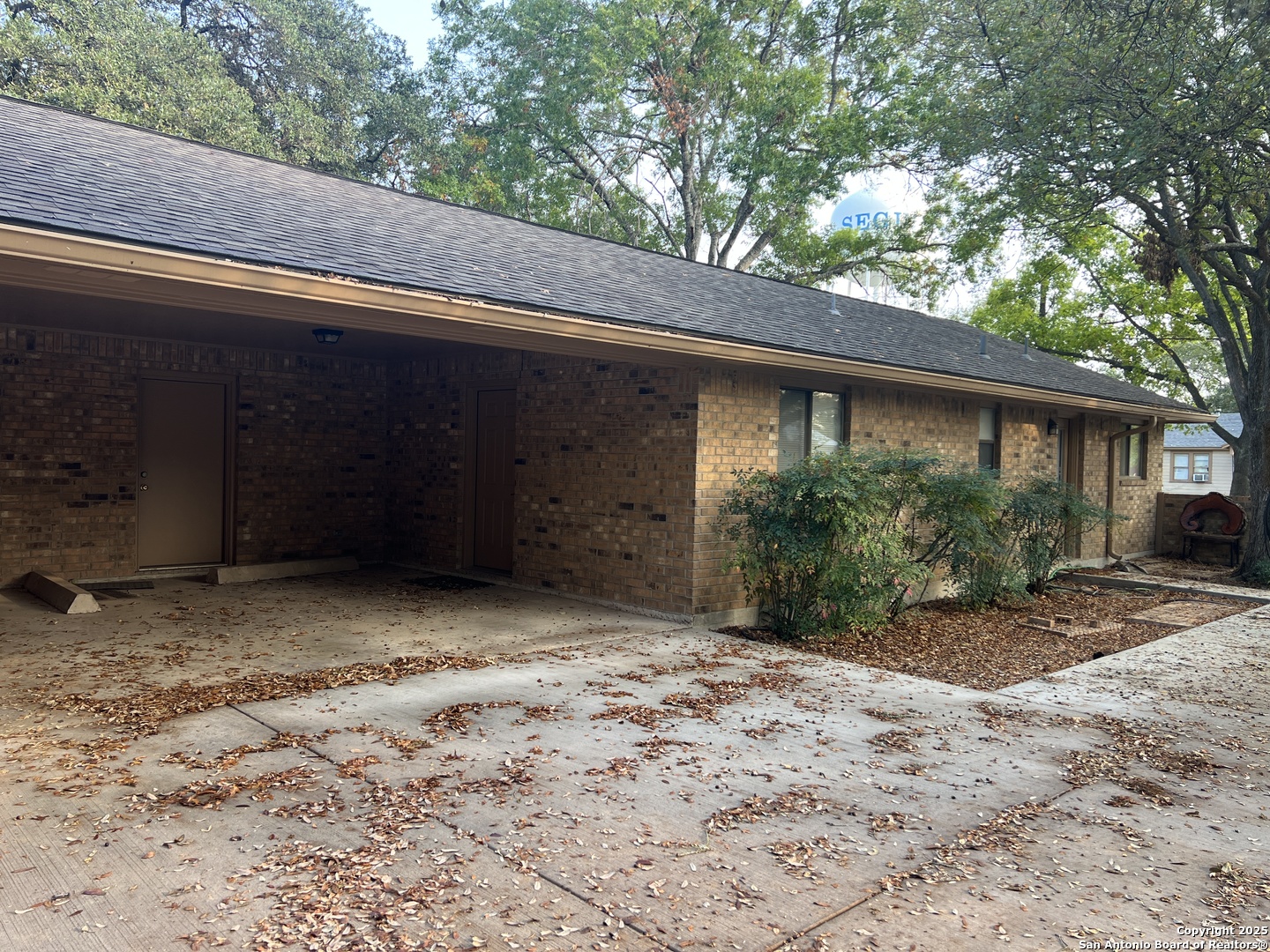 624 East Elm Street, Unit 1 Seguin, TX 78155 - Photo 2 of 19 a backyard of a house