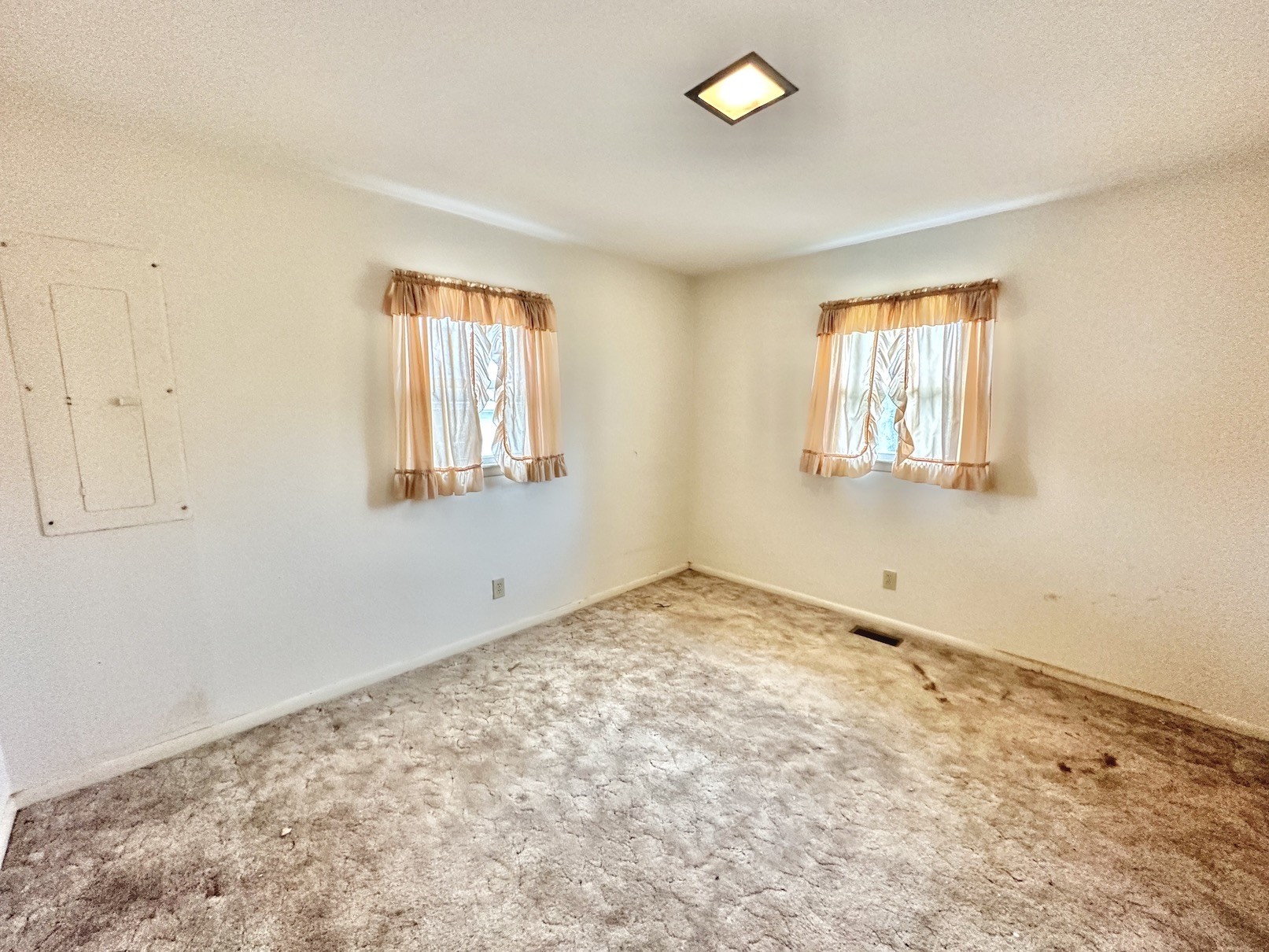 358 Jimtown Road Woodbury, TN 37190 - Photo 9 of 15 an empty room with a window
