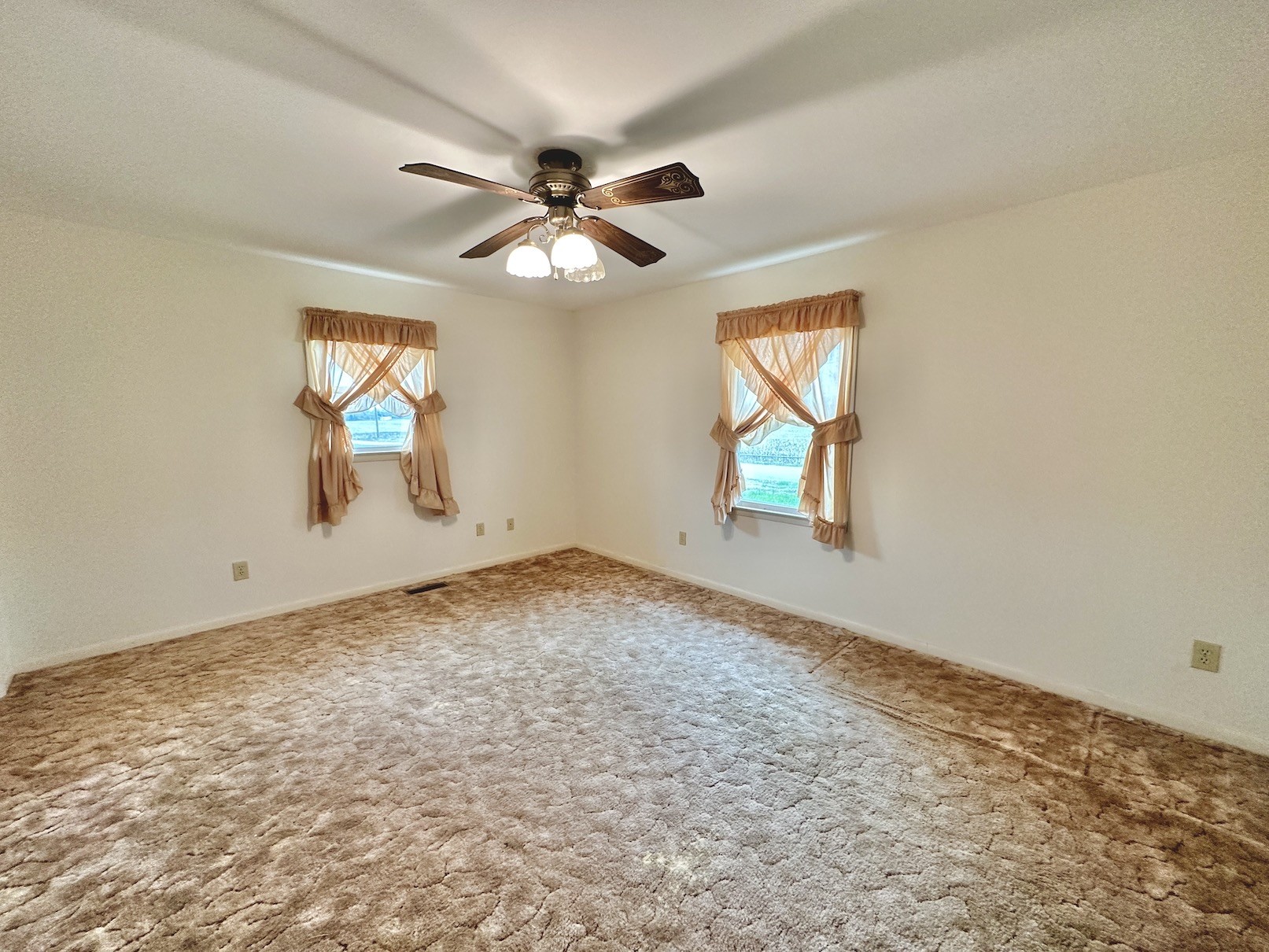 358 Jimtown Road Woodbury, TN 37190 - Photo 10 of 15 an empty room with windows and ceiling fan