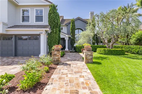 a view of a backyard with plants and plants