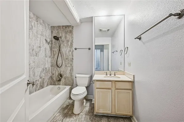 $2,000 | 333 Julia Street, Unit 220, New Orleans, LA 70130