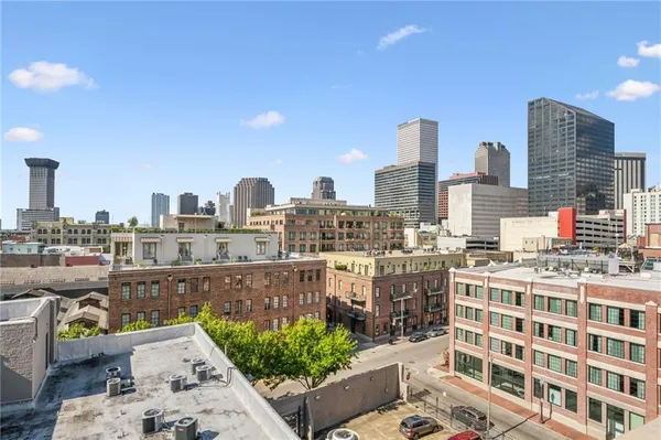 $2,000 | 333 Julia Street, Unit 220, New Orleans, LA 70130