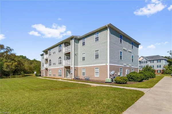 $185,000 | 1620 Cherry Blossom Lane, Unit 204, Winston-Salem, NC 27127