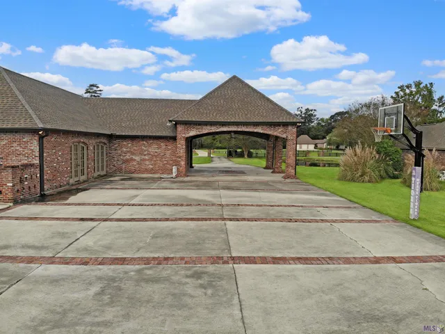 $1,100,000 | 21340 Stonebridge Court, Denham Springs, LA 70726