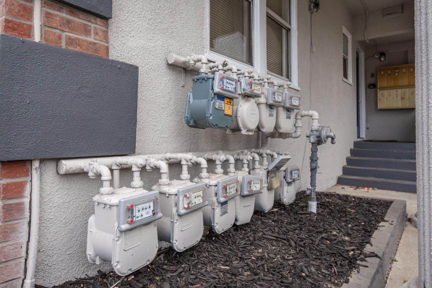 2226 Sutterville Road Sacramento, CA 95822 - Photo 11 of 13 a bathroom with many windows