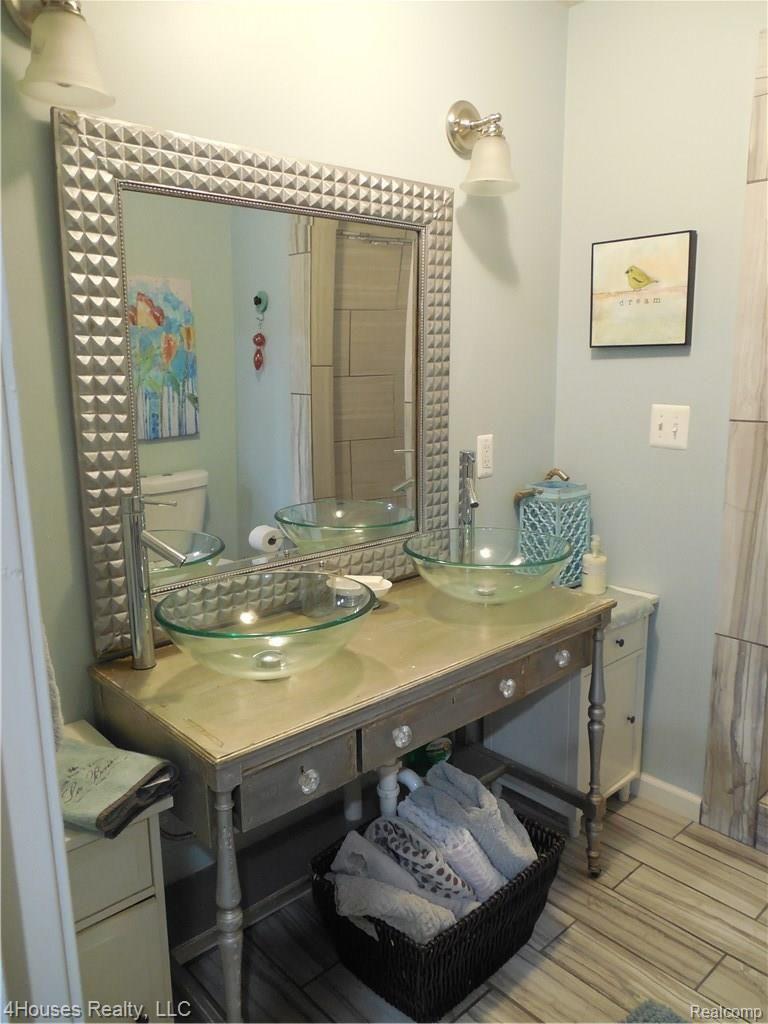 2686 New England Drive Rochester, MI 48309 - Photo 27 of 58 Full bathroom - vessel sinks and porcelain floor