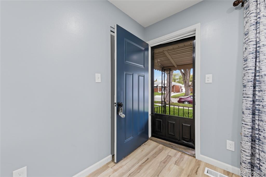 7218 Superior Street Center Line, MI 48015 - Photo 6 of 27