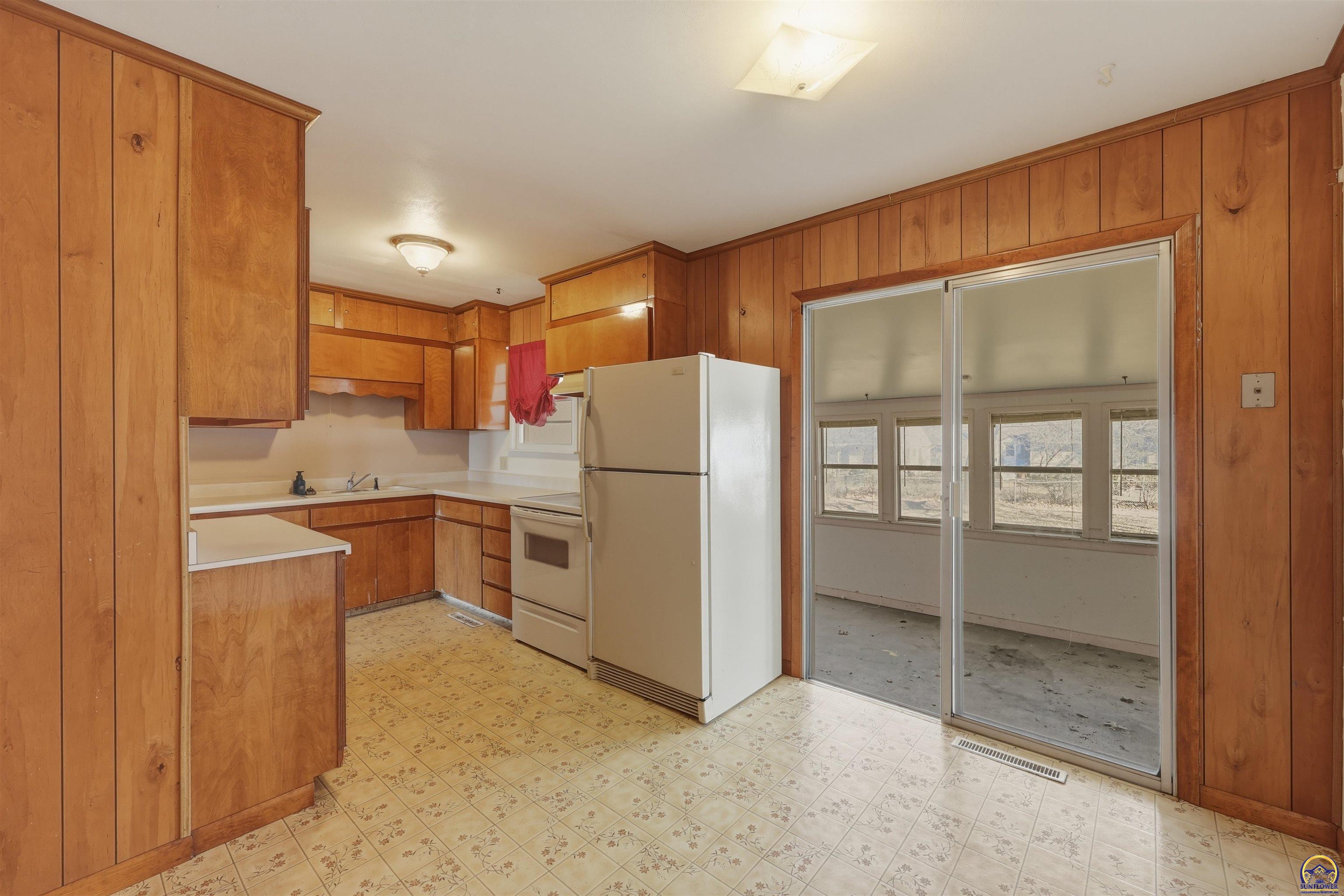 2836 Southwest Sunset Road Topeka, KS 66614 - Photo 9 of 25