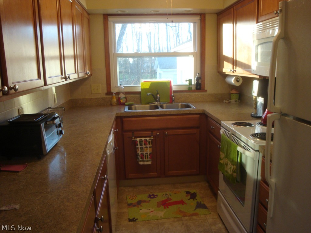 462 Miner Road Highland Heights, OH 44143 - Photo 3 of 23 KITCHEN. NEWER CABINETS,FLOORINGS AND APPLIANCES THAT ARE INCLUDED.