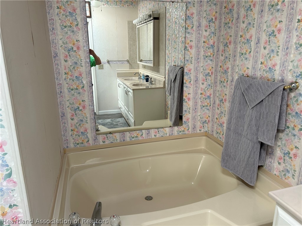 337 Hickory Ridge Drive Sebring, FL 33876 - Photo 13 of 48 a bathroom with a bathtub and shower