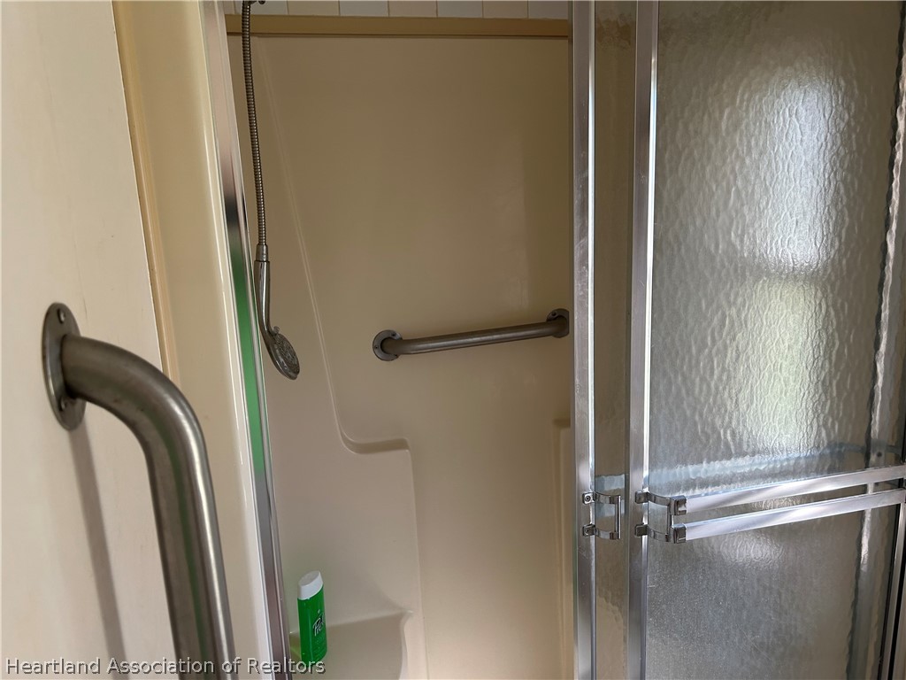 337 Hickory Ridge Drive Sebring, FL 33876 - Photo 16 of 48 a bathroom with a shower
