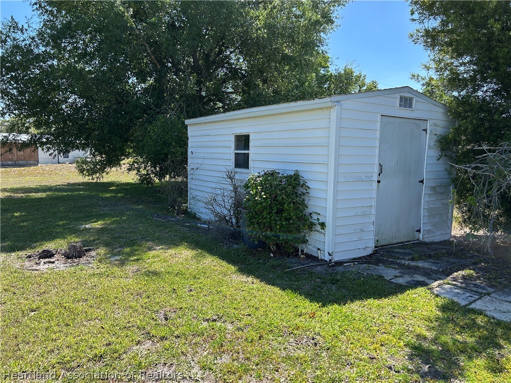 337 Hickory Ridge Drive Sebring, FL 33876 - Photo 7 of 48 a view of backyard with green space