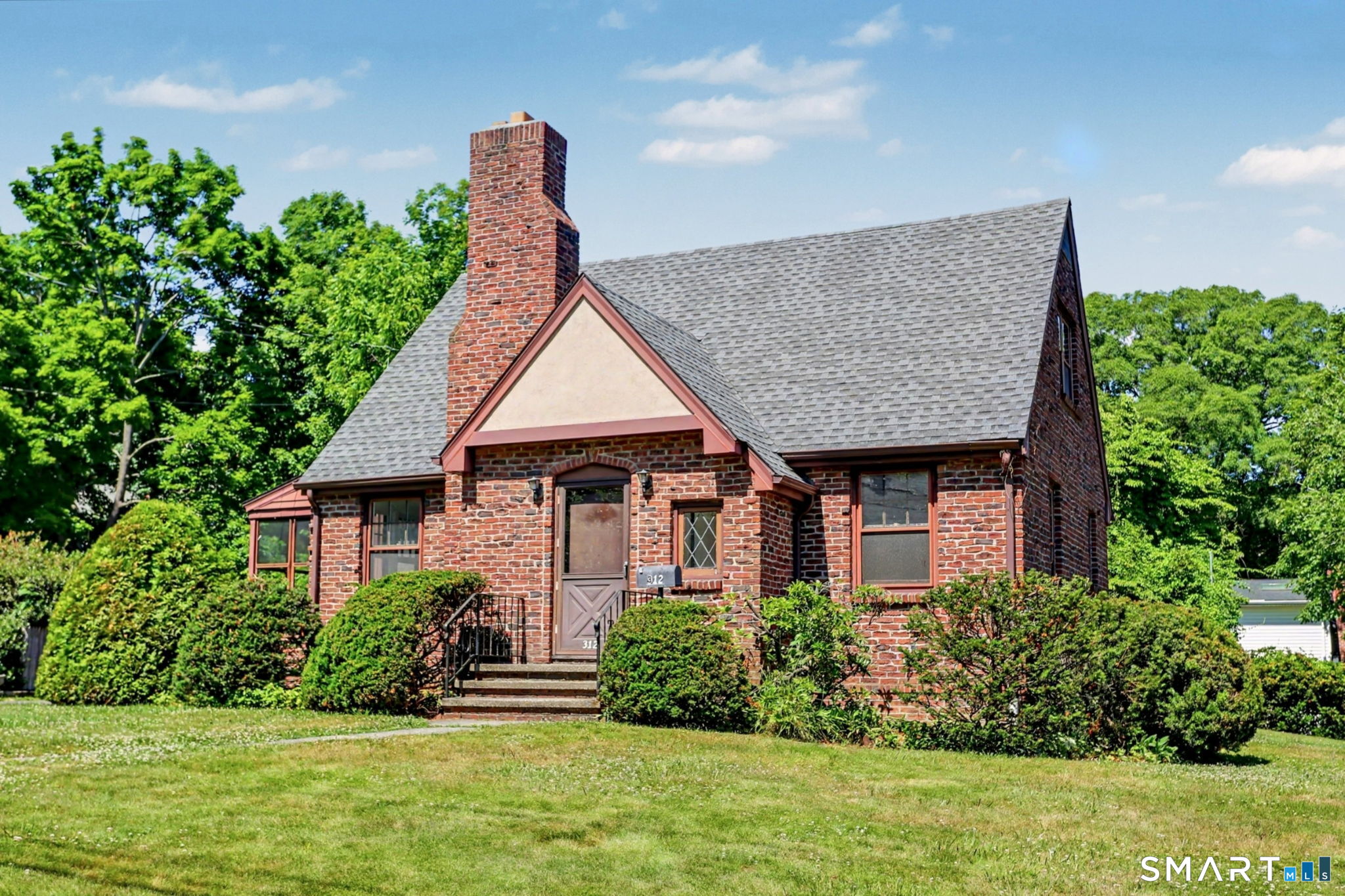 312 Bennett Street Fairfield, CT 06825 - Photo 3 of 40