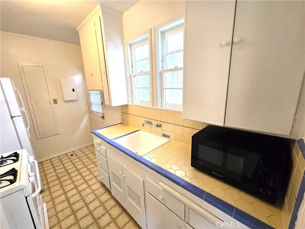 $1,795 | 146 North Hamilton Drive, Unit A, Beverly Hills, CA 90211