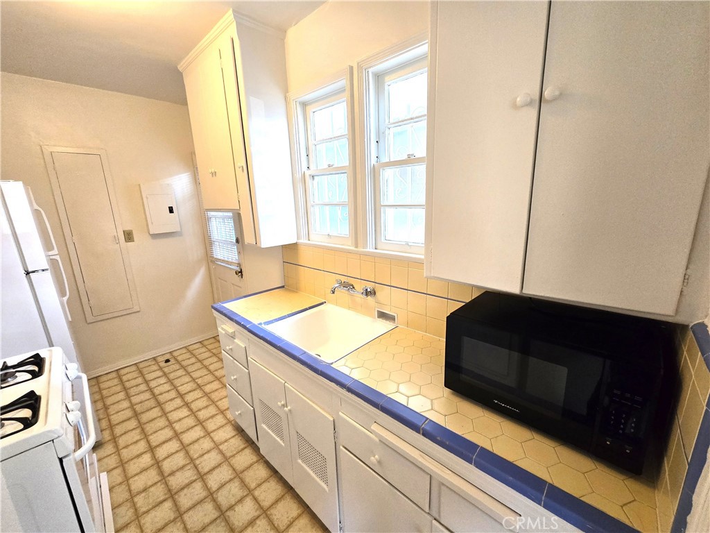 146 North Hamilton Drive, Unit A Beverly Hills, CA 90211 - Photo 4 of 12