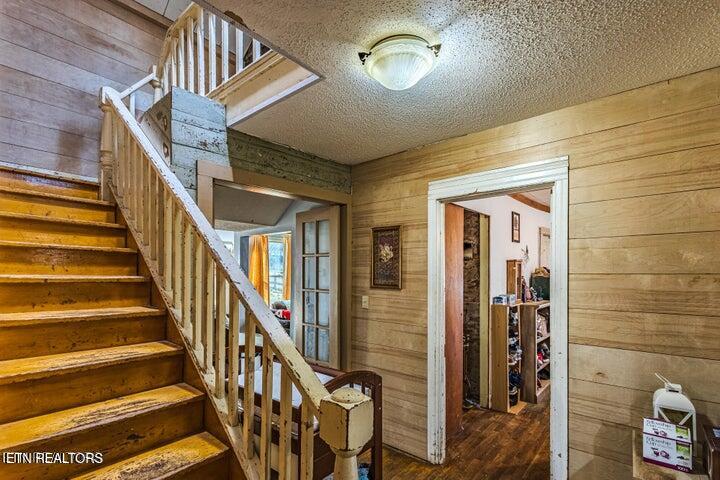 359 Depot Street Vonore, TN 37885 - Photo 12 of 19 Stairwell