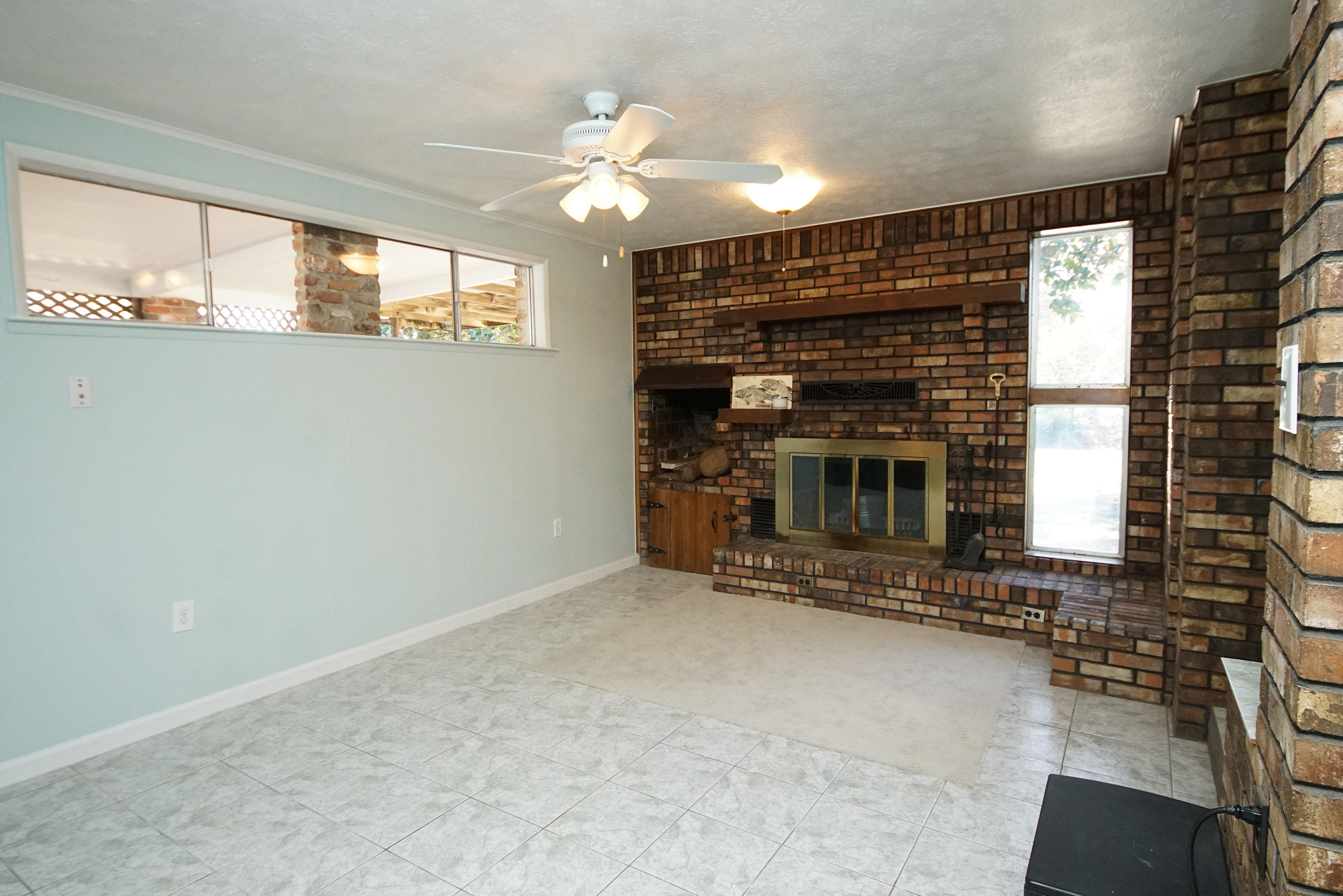 400 Westminster Road Fort Walton Beach, FL 32547 - Photo 8 of 44 07_400WestminsterLiving3