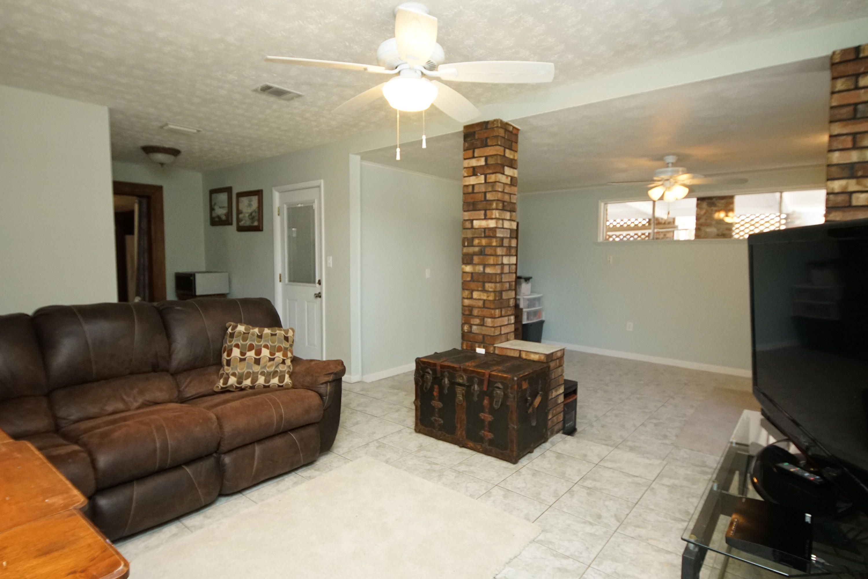 400 Westminster Road Fort Walton Beach, FL 32547 - Photo 10 of 44 09_400WestminsterLiving9
