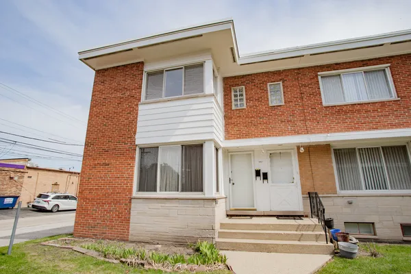 $2,900 | 4852 Carol Street, Skokie, IL 60077