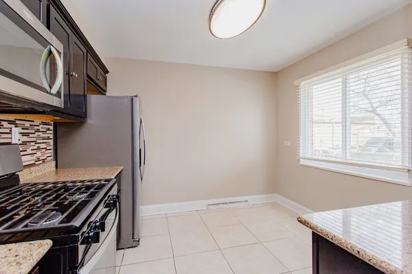 $2,900 | 4852 Carol Street, Skokie, IL 60077