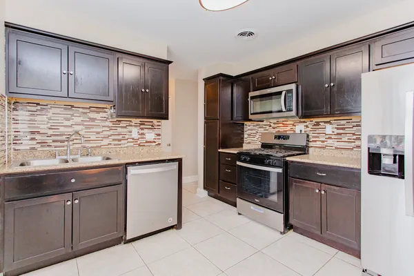 $2,900 | 4852 Carol Street, Skokie, IL 60077