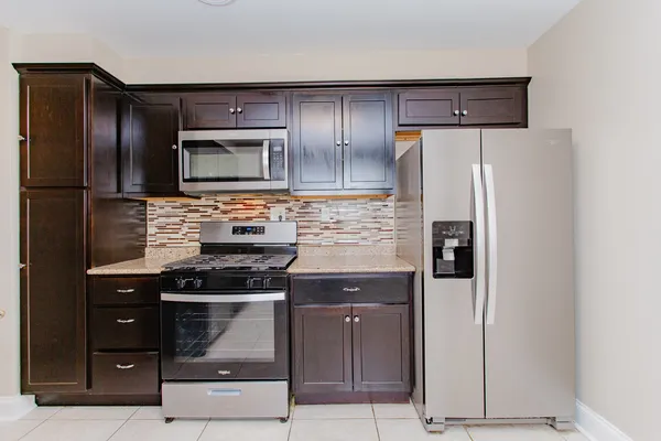 $2,900 | 4852 Carol Street, Skokie, IL 60077