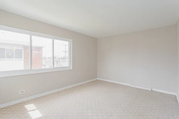 $2,900 | 4852 Carol Street, Skokie, IL 60077