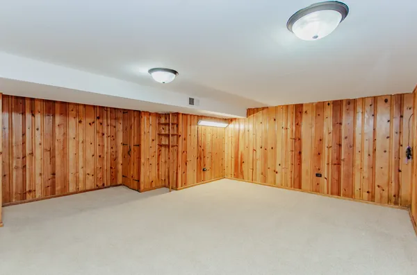 $2,900 | 4852 Carol Street, Skokie, IL 60077