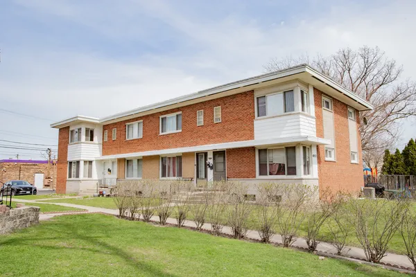 $2,900 | 4852 Carol Street, Skokie, IL 60077