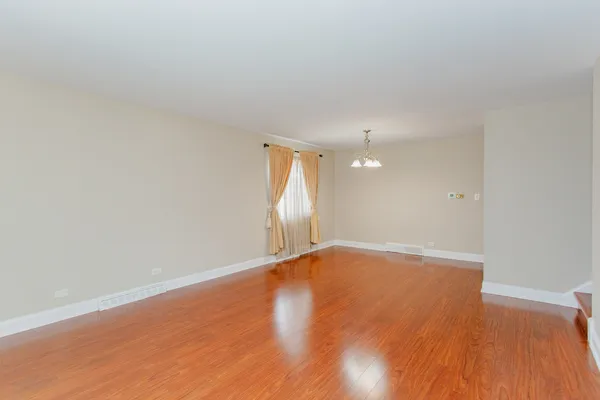 $2,900 | 4852 Carol Street, Skokie, IL 60077