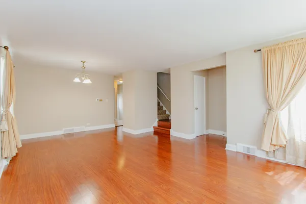 $2,900 | 4852 Carol Street, Skokie, IL 60077