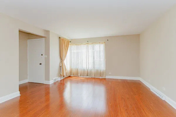 $2,900 | 4852 Carol Street, Skokie, IL 60077
