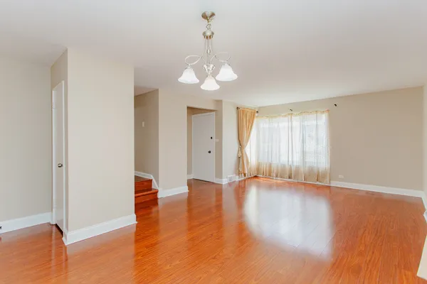 $2,900 | 4852 Carol Street, Skokie, IL 60077