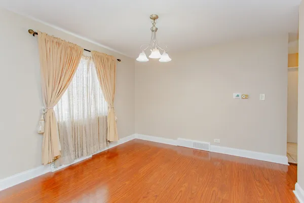 $2,900 | 4852 Carol Street, Skokie, IL 60077