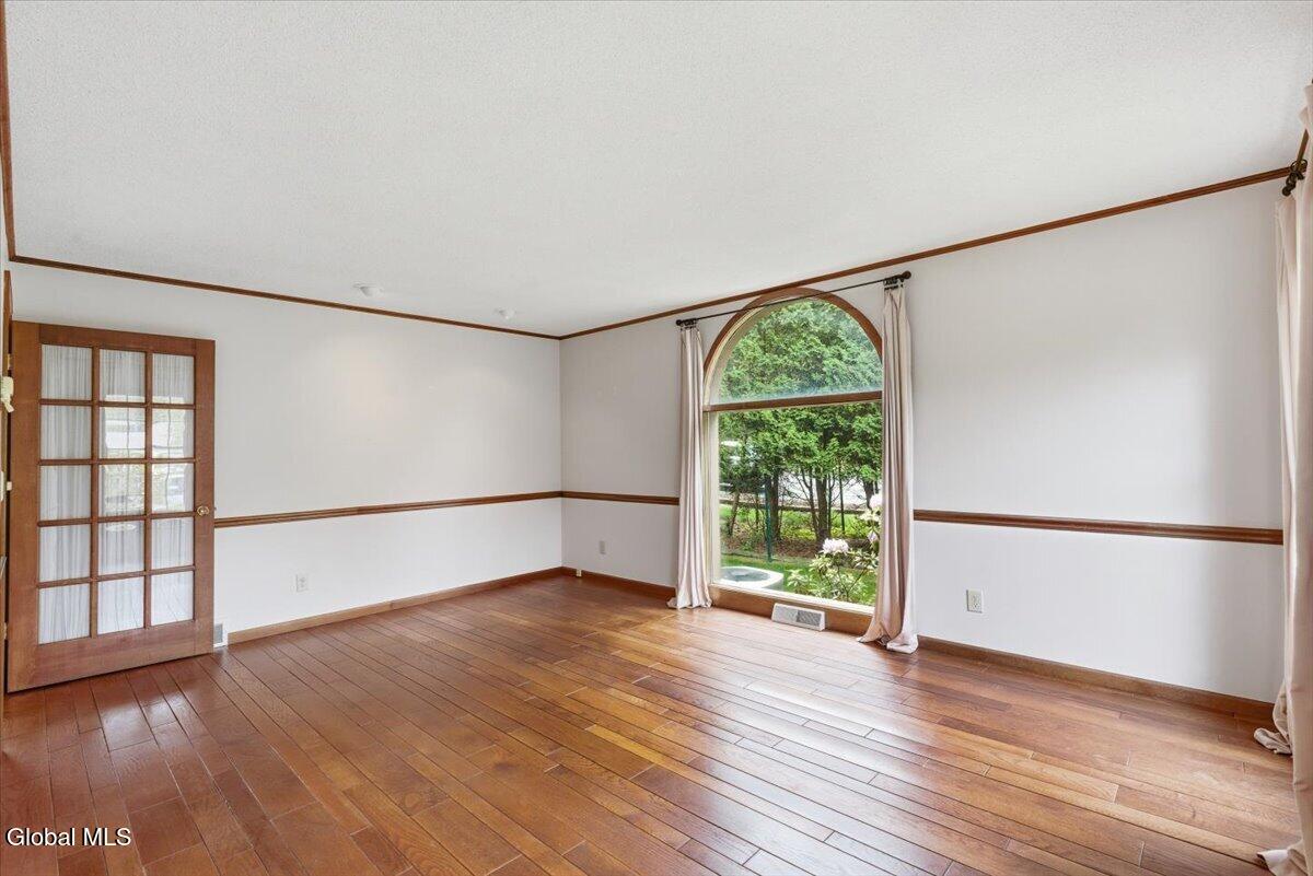 908 Mohegan Road Niskayuna, NY 12309 - Photo 18 of 40 21-015_MW2_0419