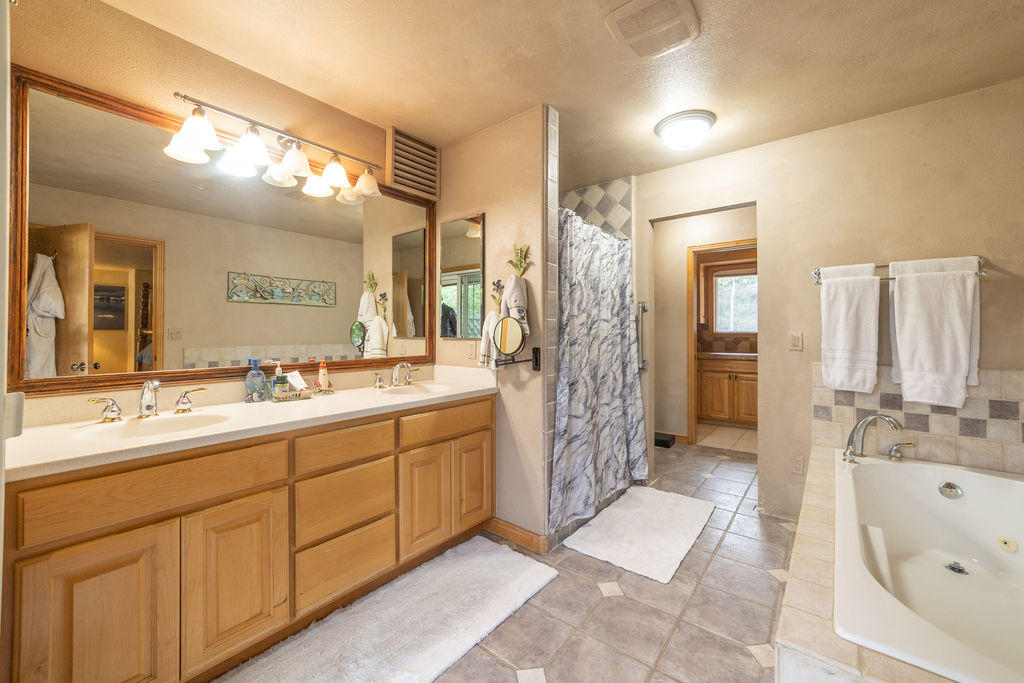 61860 Pettigrew Road Bend, OR 97702 - Photo 9 of 27 Master Bath